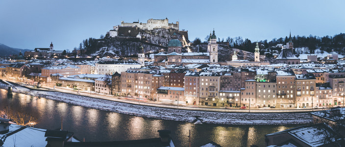 萨尔茨堡古城圣诞节时间晚上下雪奥地利图片
