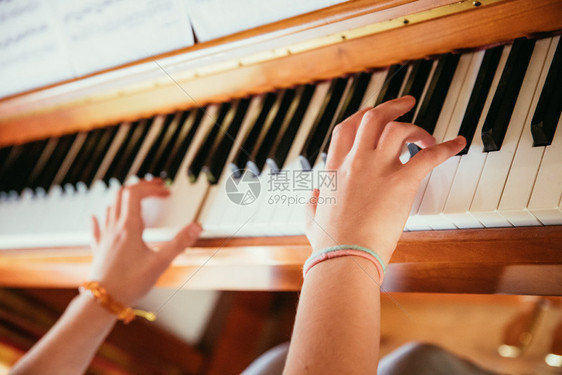 女孩在家里练钢琴弹图片