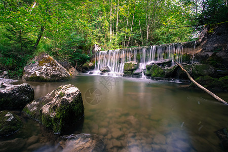 森林中美丽的山瀑布长期接触奥地利图片