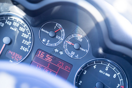 汽车转速表和燃料指标仪表板图片