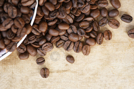 生木本底烤熟的咖啡豆图片