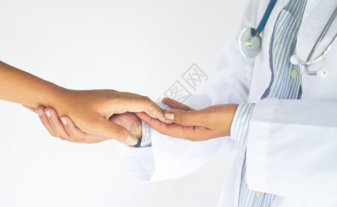 友好的女医学生手握着女病人的手以便鼓励和同情伙伴关系信任和医疗道德支持病人欢呼和图片