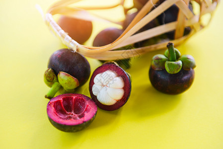 Mangosteen以黄色背景剥取夏季水果来自泰国花园的新鲜芒果图片