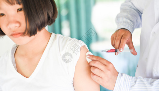 注射针头护士给儿童接种疫苗是对在医院使用注射器的病人接种疫苗医院生向病人提供疫苗帮助亚洲女童健康与医疗概念图片