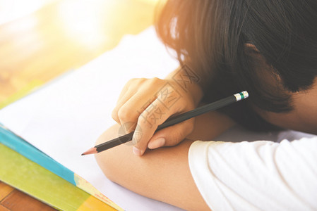 在课堂上学习笔记并使用铅时学习概念的年轻女子学院要求生参加考试决赛并睡在书本上图片