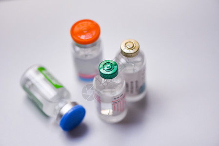 灰色背景注射针头的药瓶玻璃用瓶设备护士或医生疗工具背景图片