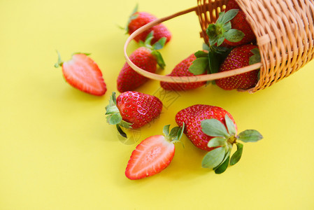 黄背景新鲜成熟的红草莓篮子采摘图片