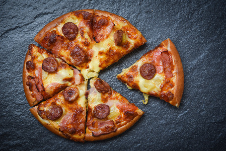 意大利传统披萨奶酪与Mozzarella熏猪肉香肠菠萝火腿酱图片
