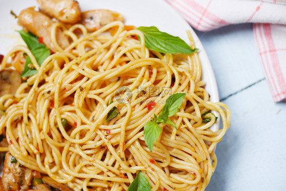 意大利面条番茄辣椒和basil树叶蔬菜意大利传统美味食品意大利面汤在餐桌上盘子图片