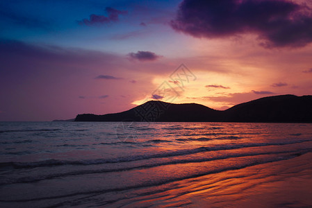 热带海上美丽的沙夏季热带海颜色多彩的橙和蓝天空山地背景图片