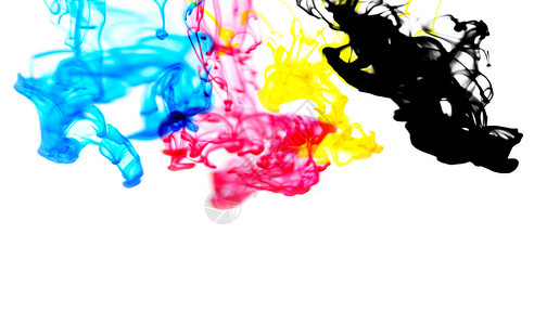 用青蓝色红黄和黑色彩虹墨水中白底模糊和有选择地聚焦的丙烯颜色喷洒白底水中的彩虹墨色图片