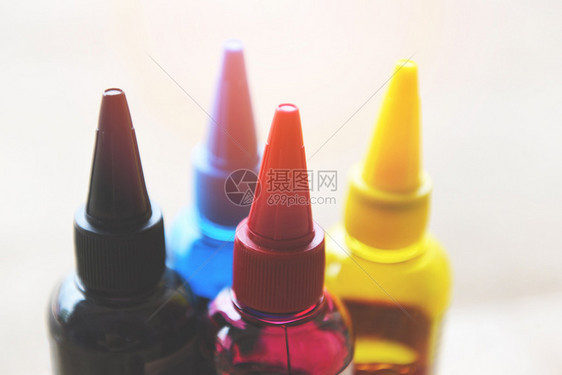 打印机CMYK墨水瓶彩色墨水再填充套装印墨油罐用青蓝色红紫黄色和黑图片