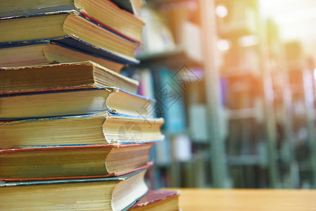 图书馆教育概念中堆放的书教育概念返回学校和商业习木制桌上有旧书图片