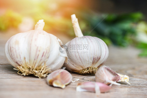 木底本草具和香料成分上的大蒜布和新鲜泡亚洲辣味食品图片