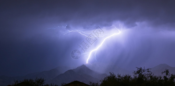 夏天的暴风雨产生闪电照亮亚利桑那州的山谷图片