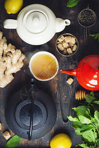 生锈背景的茶叶成分薄荷柠檬姜平面的顶部视图木制桌上的茶成分关闭图片