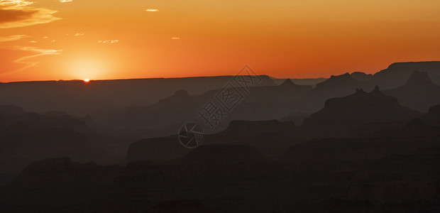 科罗拉多河砍伐的海脊和谷吸收亚利桑那夕阳的光芒图片