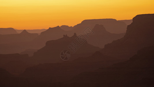 科罗拉多河砍伐的海脊和谷吸收亚利桑那夕阳的光芒图片