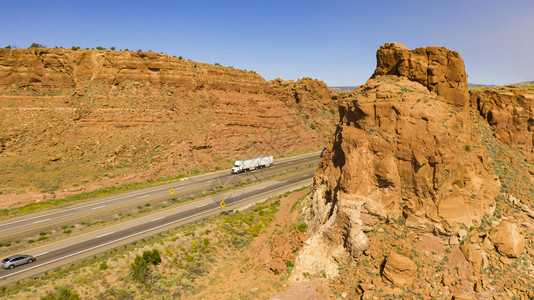 西南沙漠的40号高速公路图片