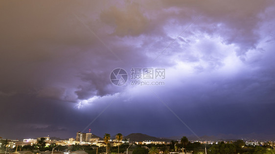 美国亚利桑那州Tucson镇上空的电暴闪图片