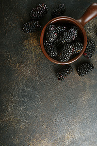 清黑莓碗里新鲜图片