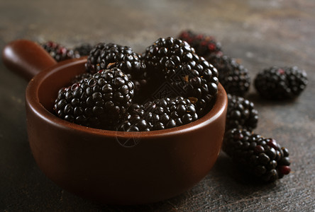 清黑莓碗里新鲜图片