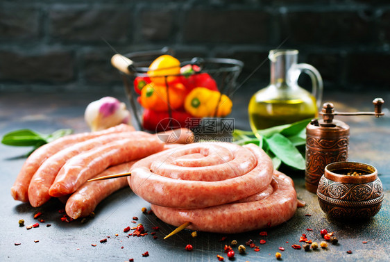 餐桌上配香料的生肠图片