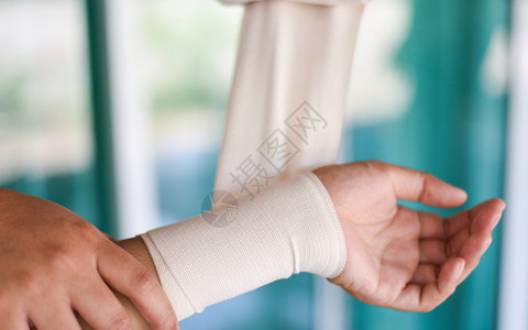 护理员急救手腕受伤保健和医药概念图片