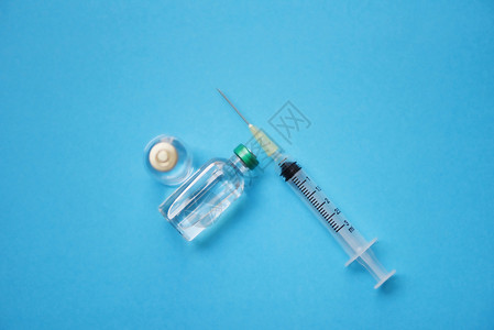 蓝底药瓶玻璃和注射针管头药瓶设备护士或医生疗工具图片