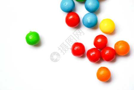 彩色糖果白背景的多彩小巧克力糖果最高视图图片