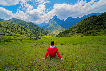 一名亚洲男子在夏季Fansipan山丘谷观看越南旅行和假期概念图片