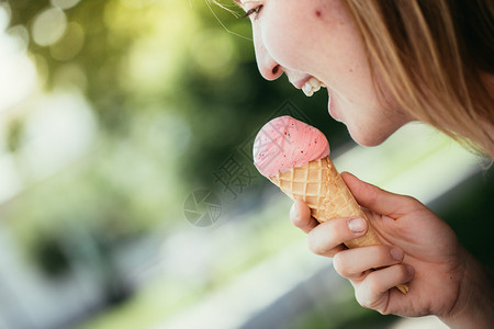 女孩夏天喜欢吃冰淇淋图片素材