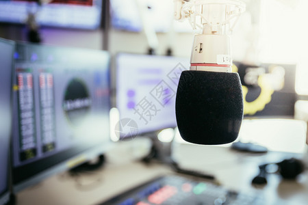 广播电台演室混音器和模糊背景计算机的演播室麦克风图片