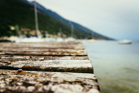铁木码头模糊背景的海岸线图片