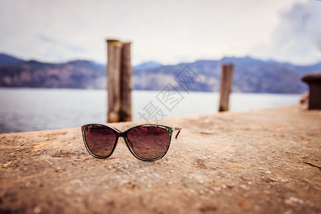 意大利海港场景石土地面上的太阳镜图片