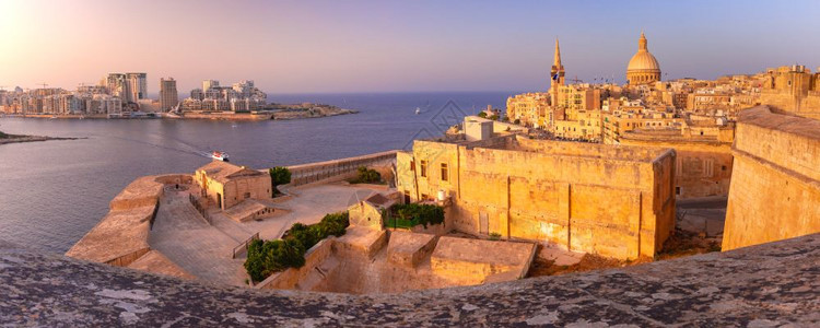 Sliema和老城瓦莱塔与我们圣母卡梅尔山教堂和圣保罗尔斯柯教堂圣公会亲天主教徒在马耳他首都市瓦莱塔日落图片