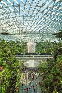 新加坡城JewelChangi机场室内设计装饰瀑布花园和树木图片