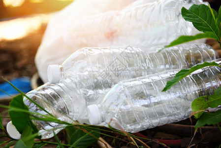 塑料瓶污染环境回收废物管理概念图片