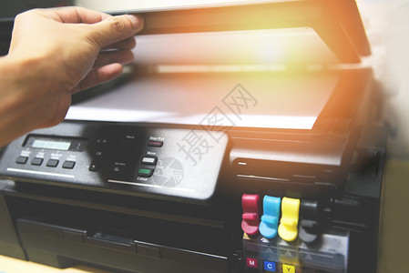 打印墨水复印机概念商人手持印墨纸供办公室扫描复印机用品使背景