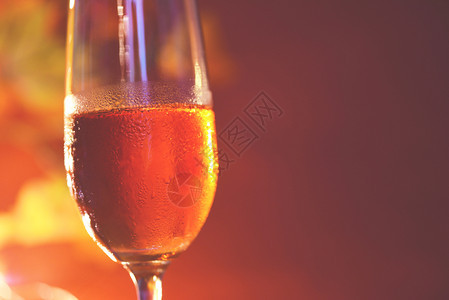 桌边香槟杯灯光模糊的背景对柜顶酒吧餐厅晚宴的清晶葡萄酒杯看法图片