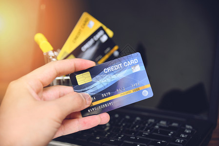 在线购物概念手头电子信用卡在线付薪图片