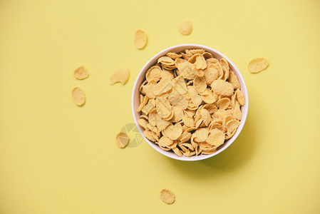 Cornflake以黄底色为食用谷类健康品的碗盘早餐最高视野图片