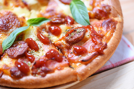 意大利传统披萨奶酪与莫扎里拉猪肉香肠菠萝火腿加番茄酱图片