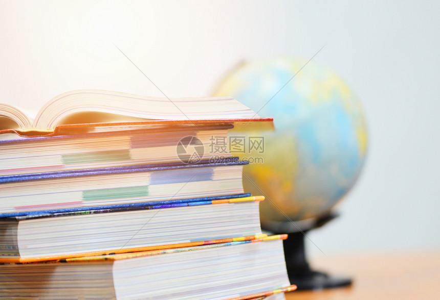 教育概念回到学校和商业研究全球世界图书馆开放藏堆本和地球示范图图片