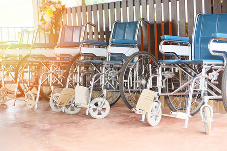 医院轮椅等待病人服务的轮椅图片