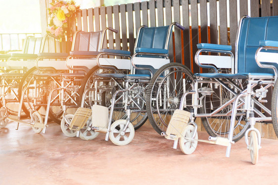 医院轮椅等待病人服务的轮椅图片