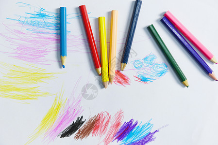 画画手儿童在白纸上用彩色铅笔画画背景