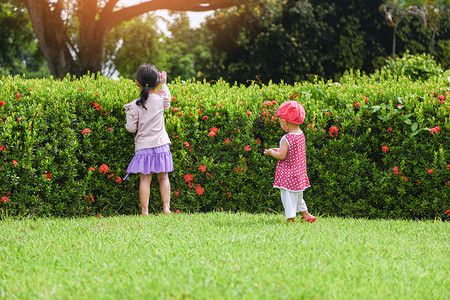 春天孩子们两个小朋友在公园玩耍背景
