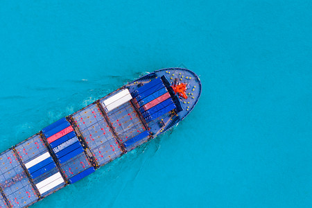 在出口进业务物流和运输概念中集装箱货船与蓝色海洋上的国际货物空中最高视角图片