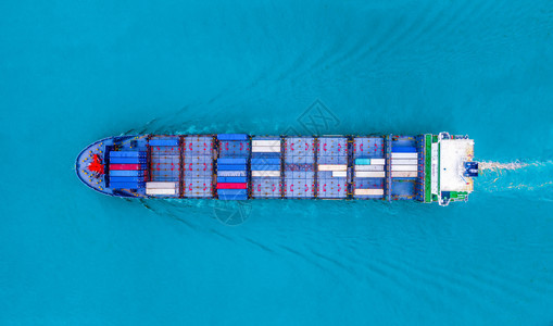 在出口进业务物流和运输概念中集装箱货船与蓝色海洋上的国际货物空中最高视角背景图片